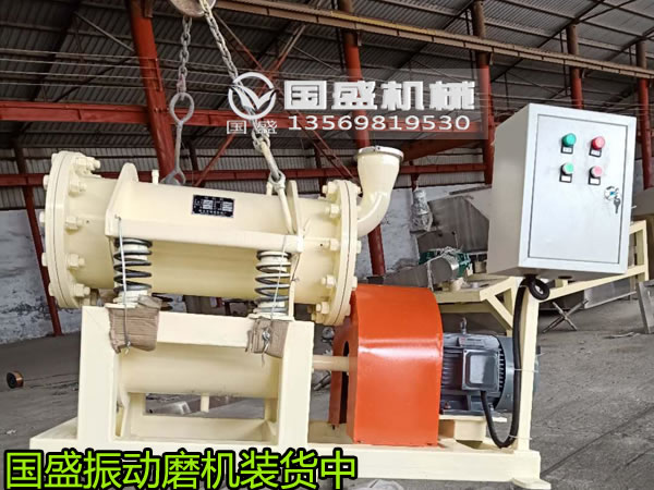 單筒磨粉機發(fā)貨裝車 單筒磨粉機發(fā)貨裝車